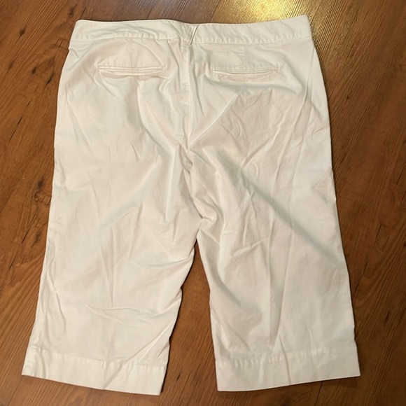 Dockers white mid rise curvy capris. - Picture 6 of 6
